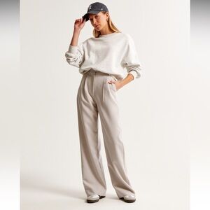 Abercrombie and Fitch pants
Sloane Tailored Wide Leg Pant
31/12 R